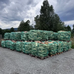 Storsekker med bjørkeved på paller hos Grunnlovsved i Eidsvoll