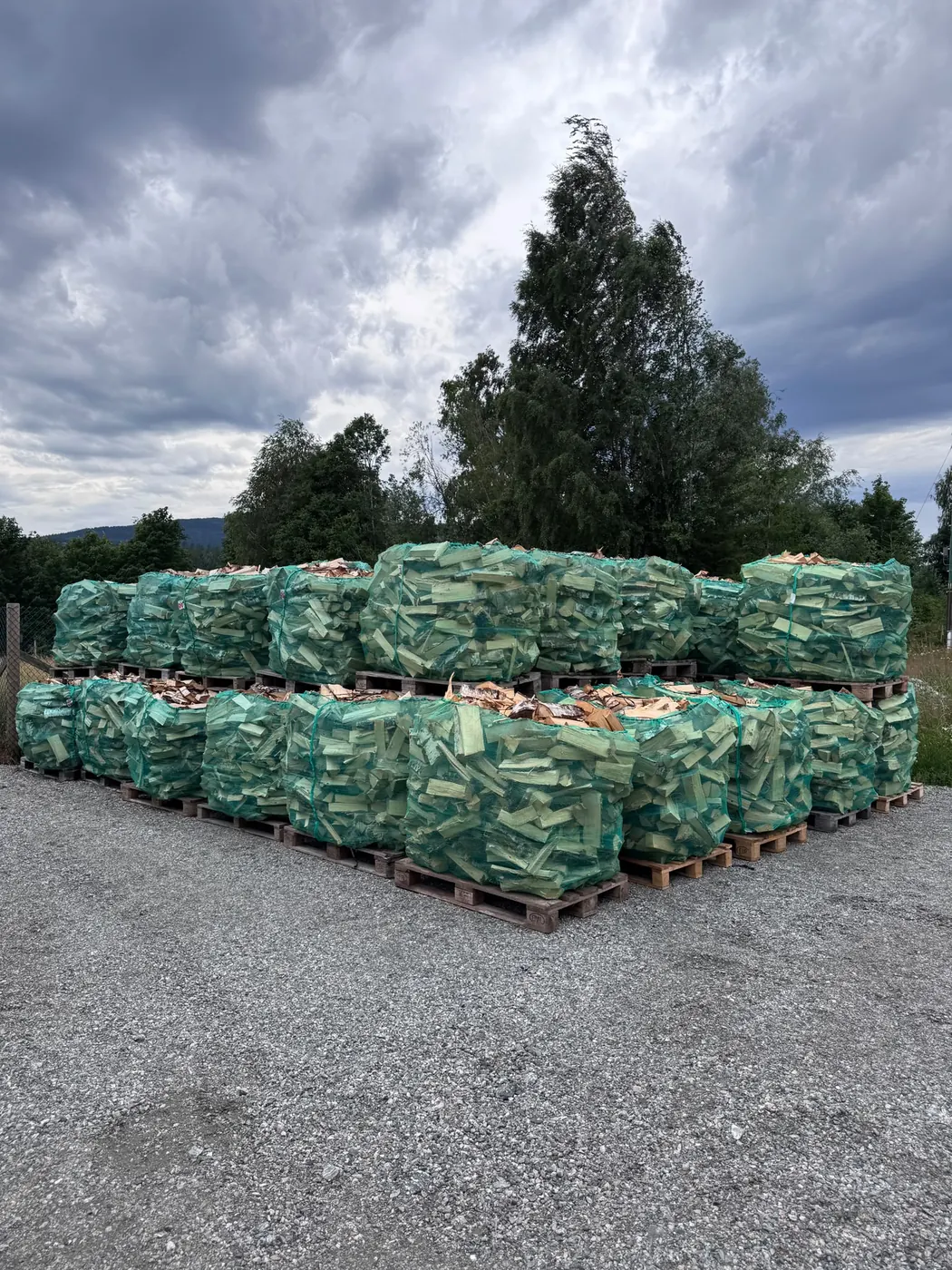 Storsekker med 1000 liter bjørkeved på paller hos Grunnlovsved i Eidsvoll