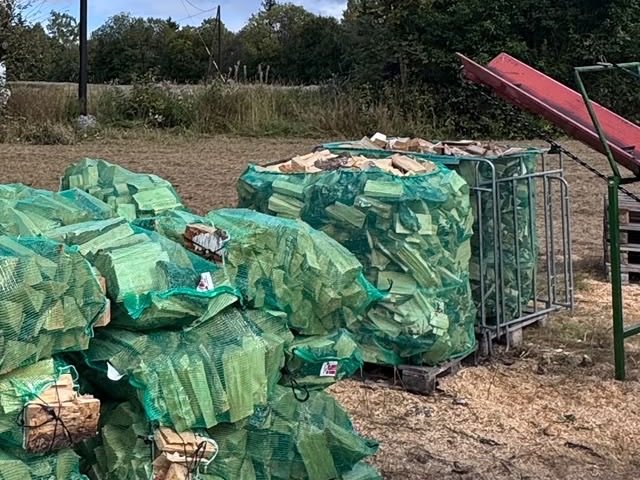 Kløyving og pakking av bjørkeved i nettingsekker hos Grunnlovsved